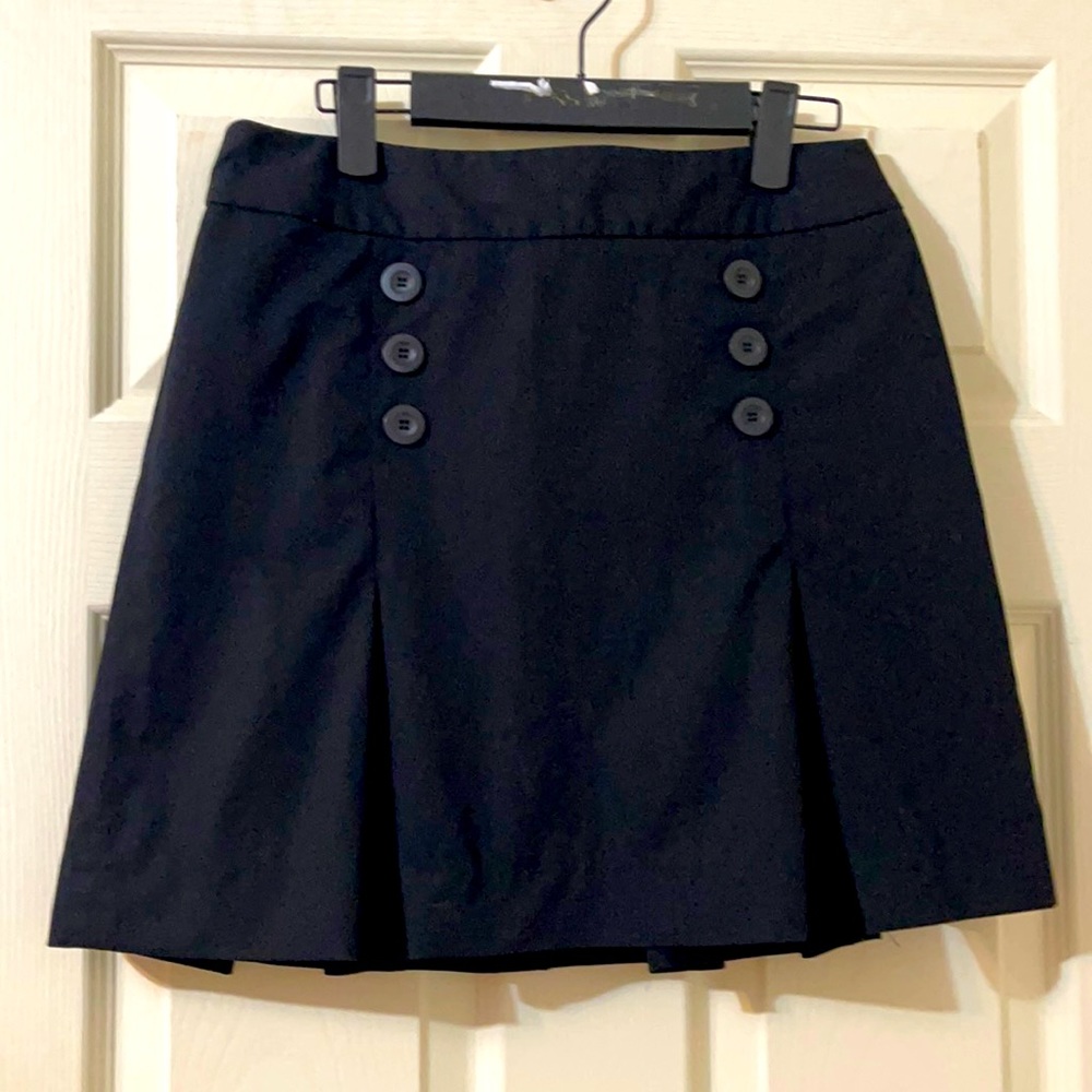 Black button detailed skirt